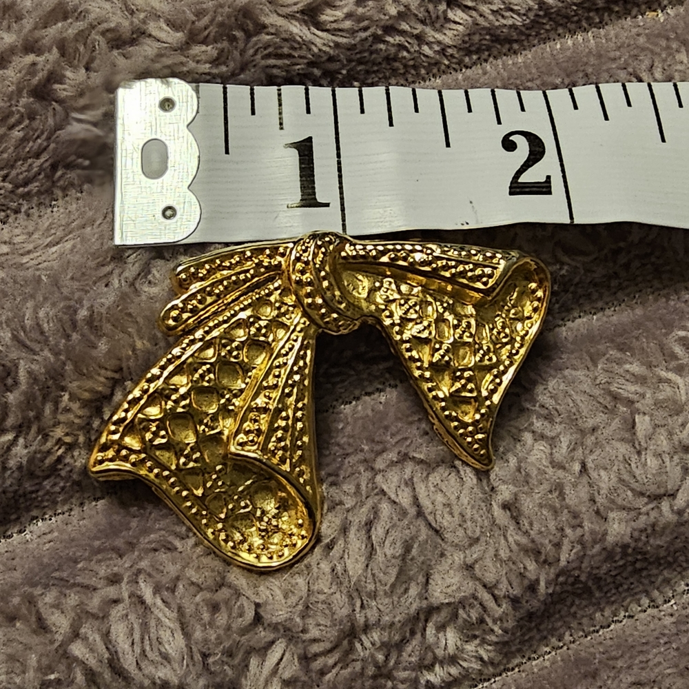 💥Elegant Vintage Accessories Associates Inc Signed Gold Tone Bow Brooch
